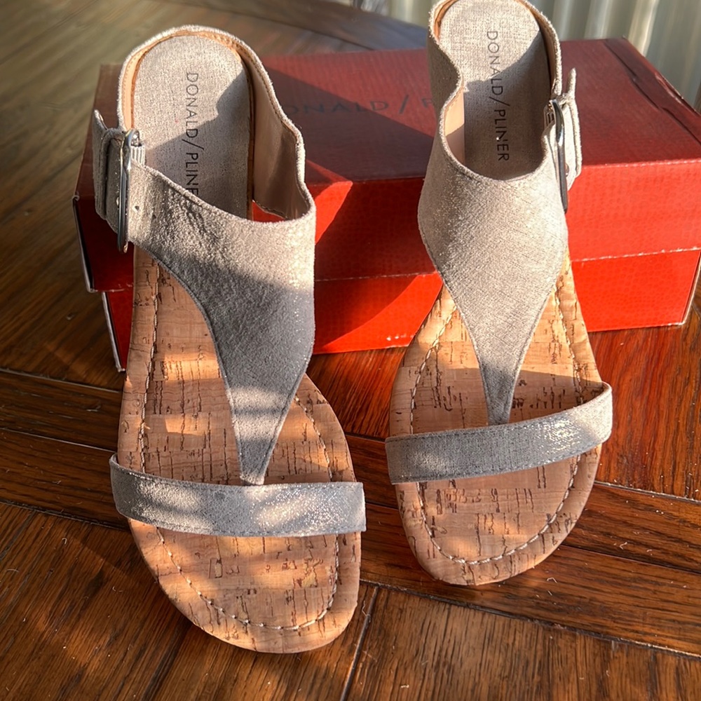 Donald Pliner NEW with box Donni-60  lite pewter distressed wedge sandal.SZ 7.5B